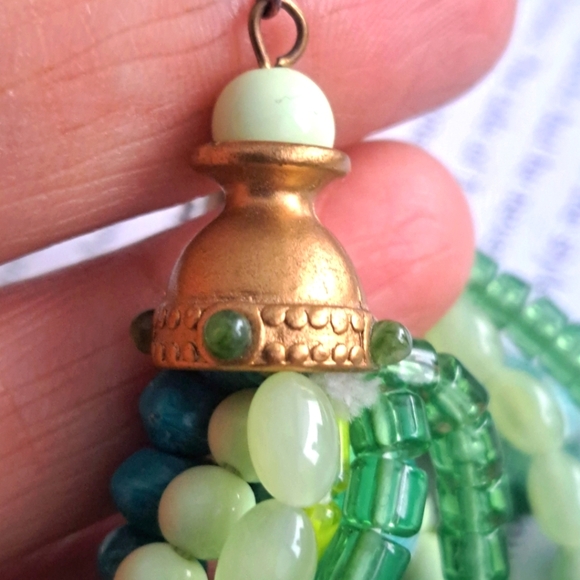 Green tones Multi chain neckla e with beautiful gold clasp - Picture 6 of 7